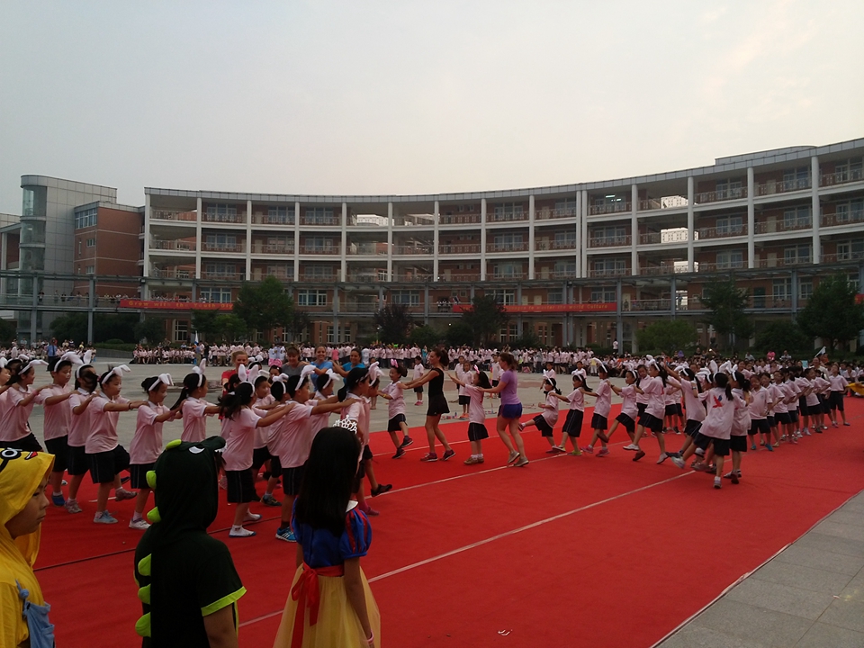 1556005665164335.jpg 活泼可爱的兔子舞表演.jpg