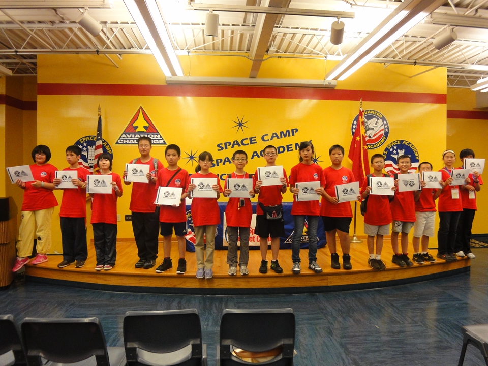 1556005691528323.jpg 30太空营-颁发毕业证书.JPG