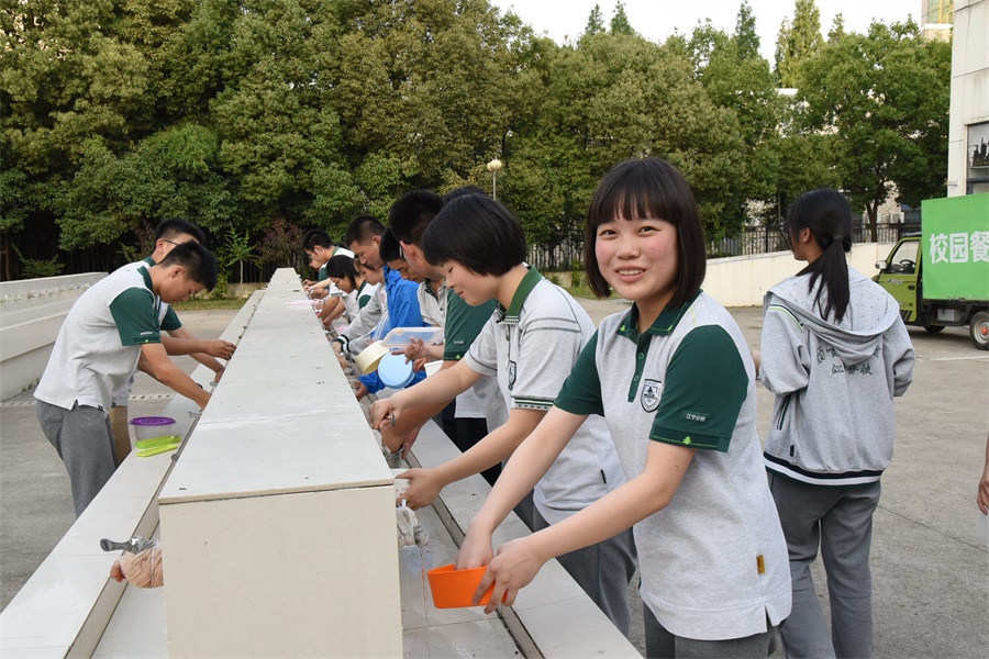 16洗碗也快乐.JPG