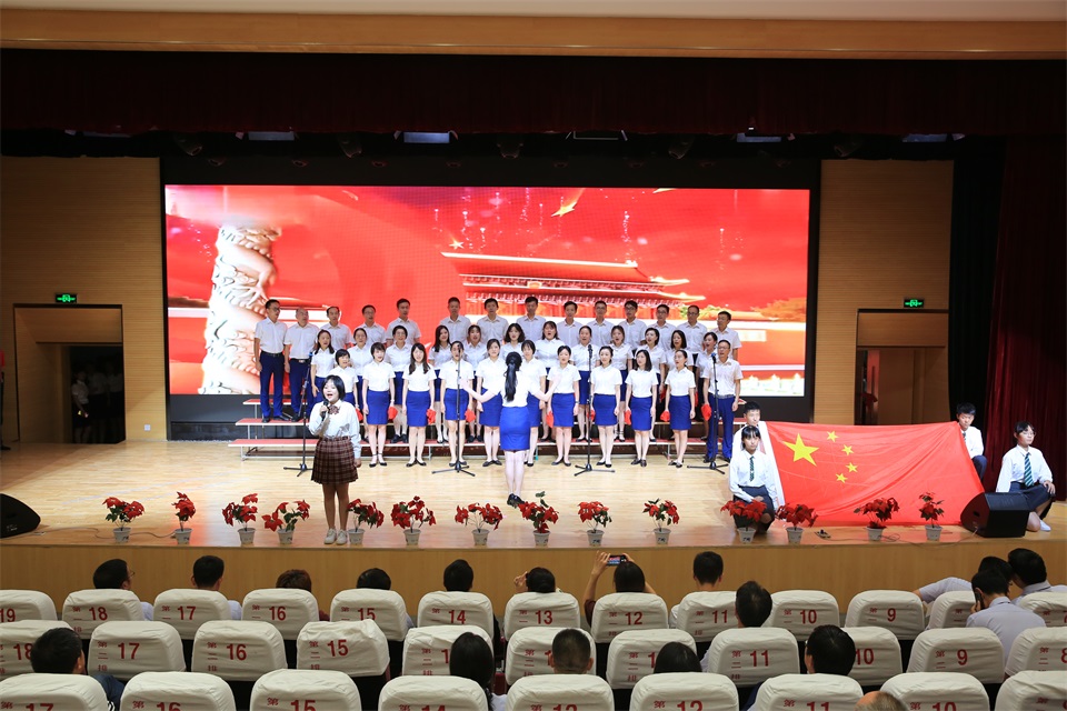 1国际部合唱《歌唱祖国》.JPG