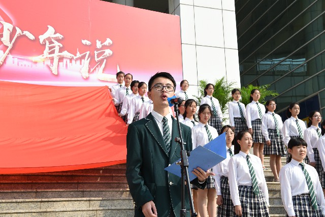 高三（5）班杨宁欣同学演讲.jpg