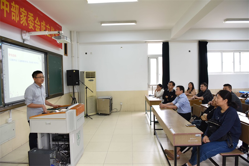 2高中部副主任刘斌老师和高二学生家长交流新高考形式下高二学生学习问题及对策.jpg