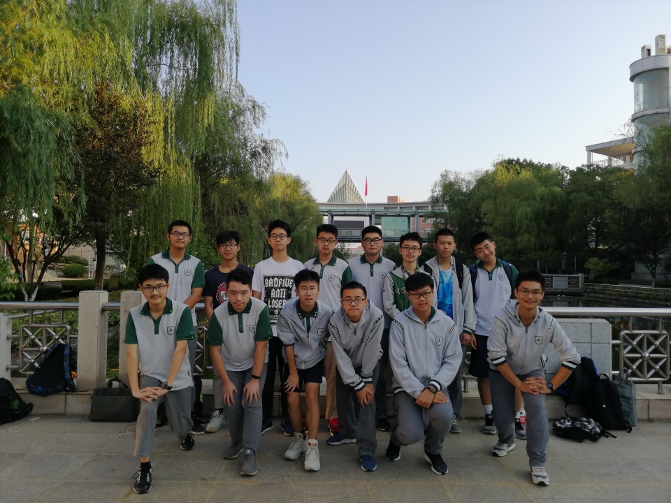 江乐岩同学(前排左一)和队友出征第33届全国高中化学竞赛前合影.jpg
