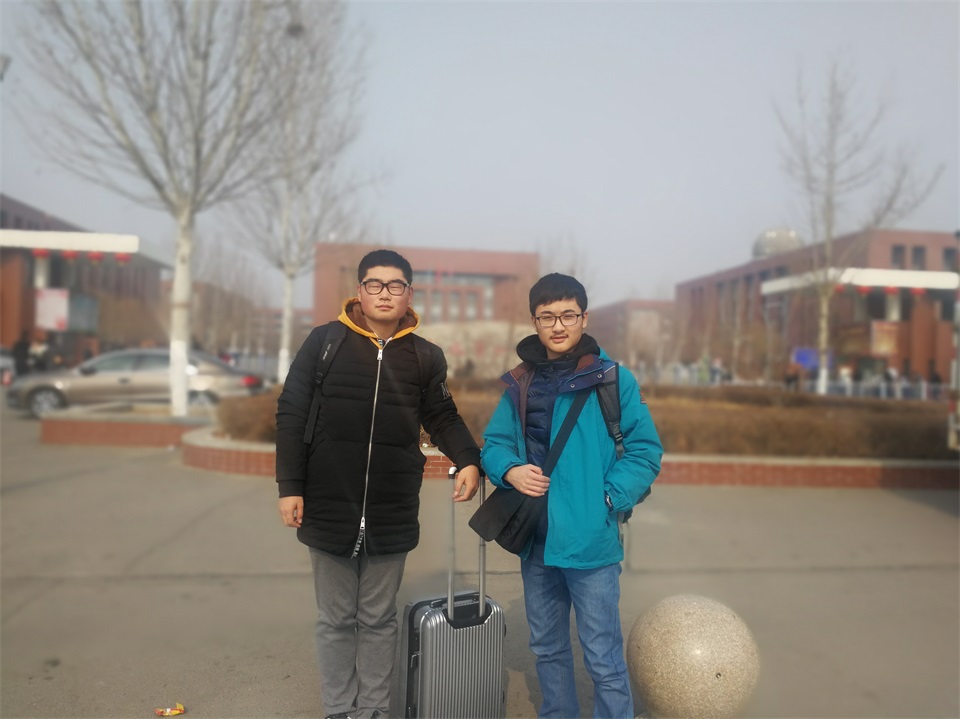 江乐岩同学(右边)和队友黄雨昕同学.jpg