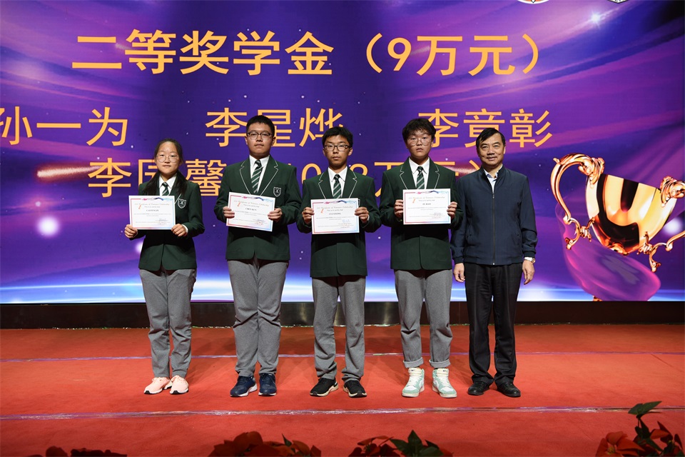 徐国民副校长为获得二等奖学金学生颁奖 6.JPG