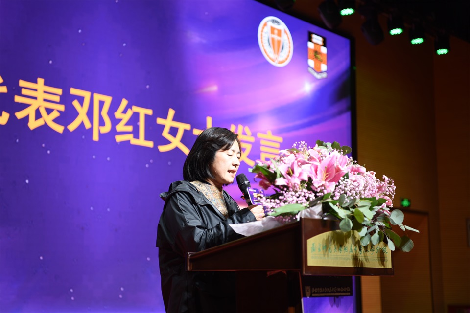 家长代表邓红女士发言 6.JPG