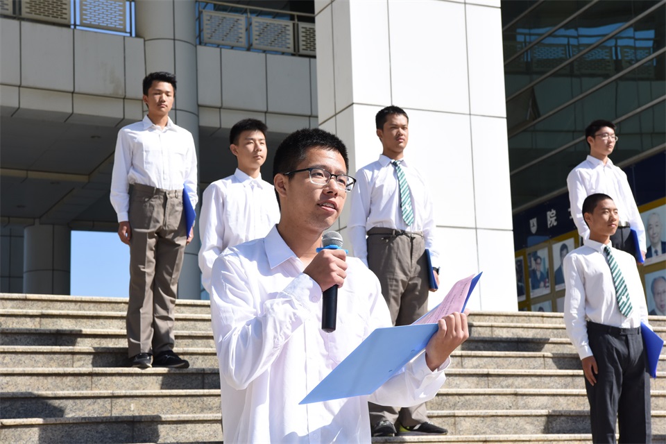 国旗班成员陈伟杰同学号召同学们把爱国主义精神转化为爱学校、爱班级、爱学习的热情.JPG