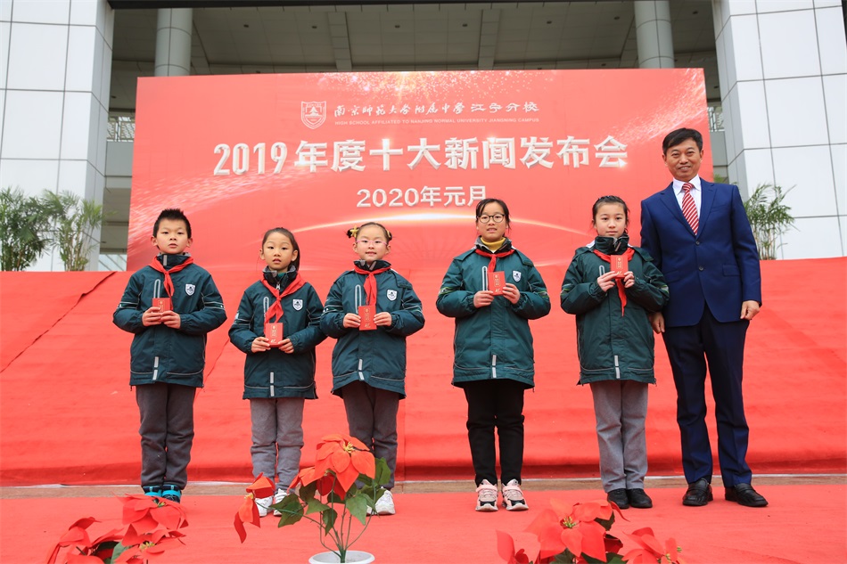 图11：张士民为获得特等奖的同学颁奖.JPG