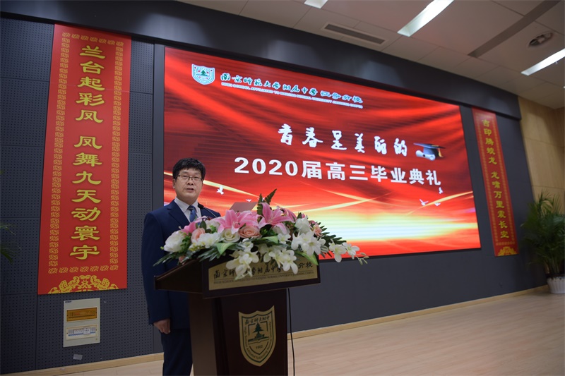 1、高三年级主任周家银老师赠别.JPG