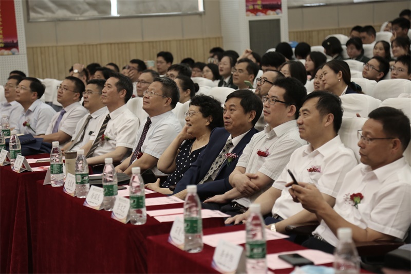 29、出席典礼的领导与嘉宾.JPG