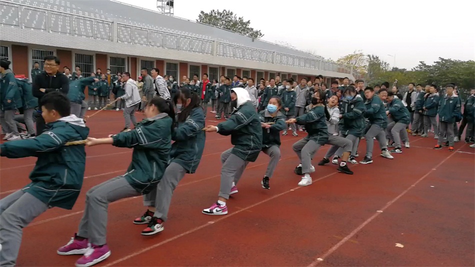 2初三2班拔河比赛.jpg