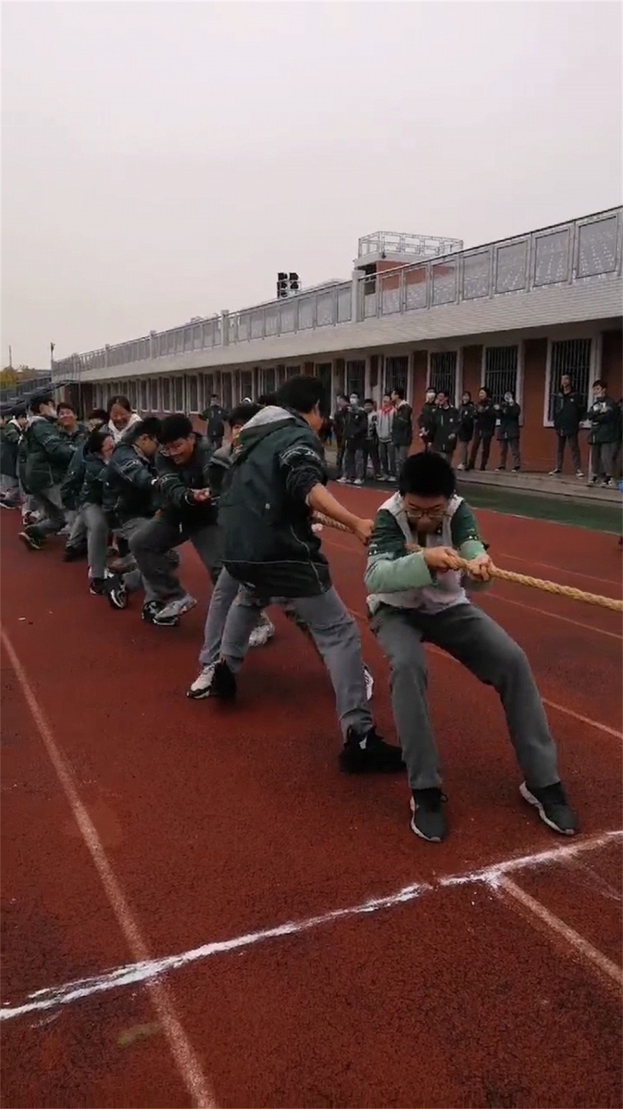 03初三3班拔河照片.jpg