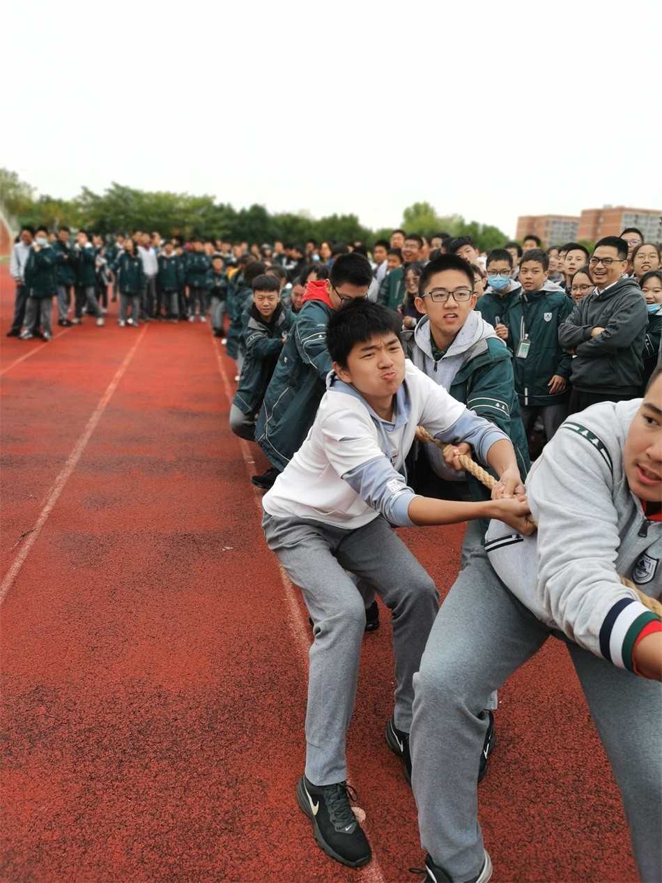 04初三4班拔河照片.jpg