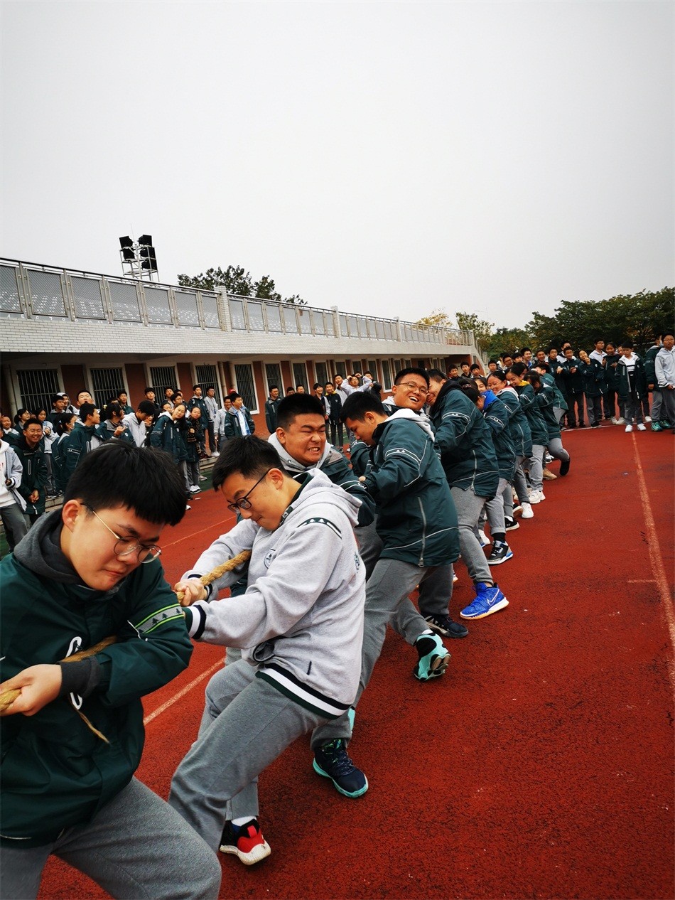06初三6班拔河比赛.jpg
