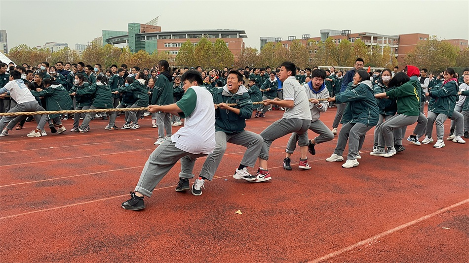 08初三8班拔河照片.png