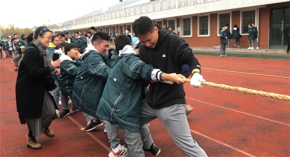 10初三（10）班拔河比赛.PNG