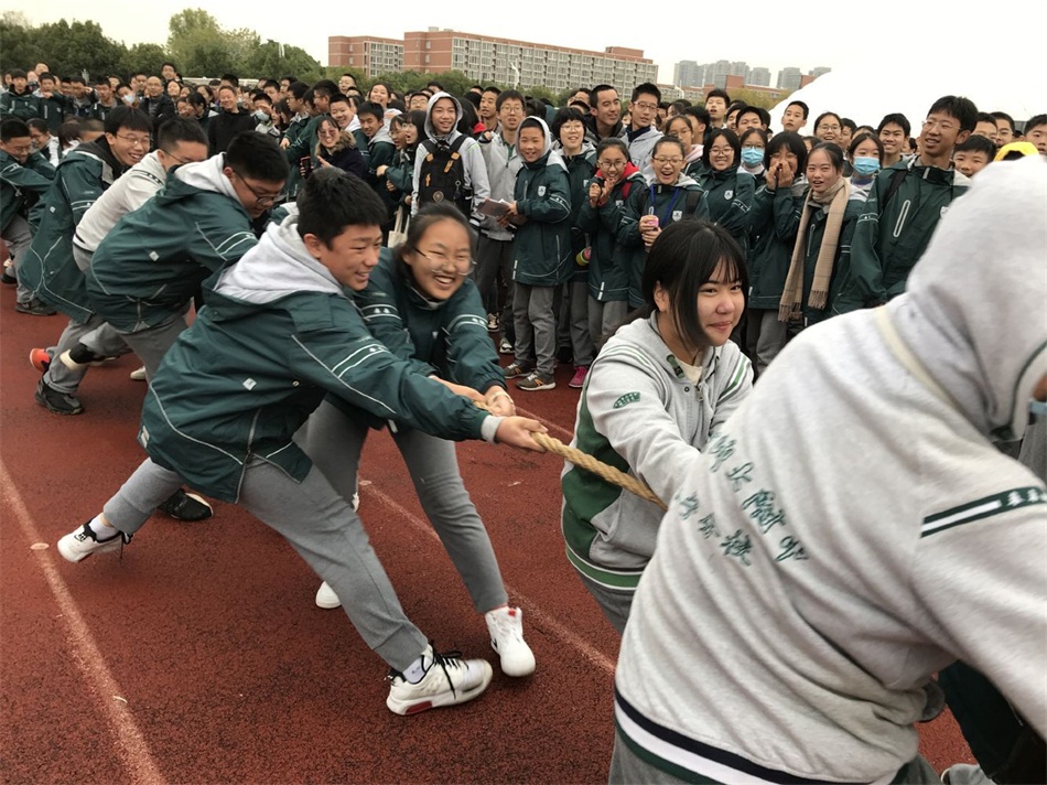 14初三14班拔河.jpg