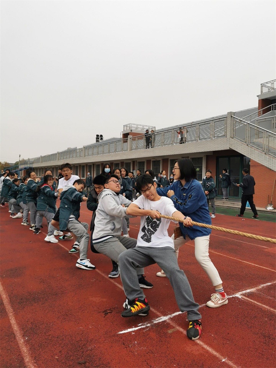 16初三16班拔河比赛.JPG