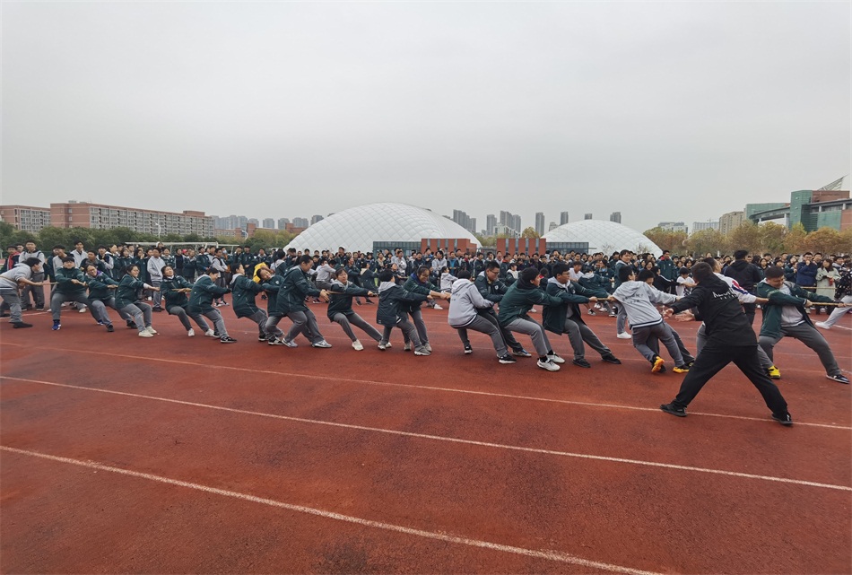 17初三17班拔河照片——齐心协力.jpg