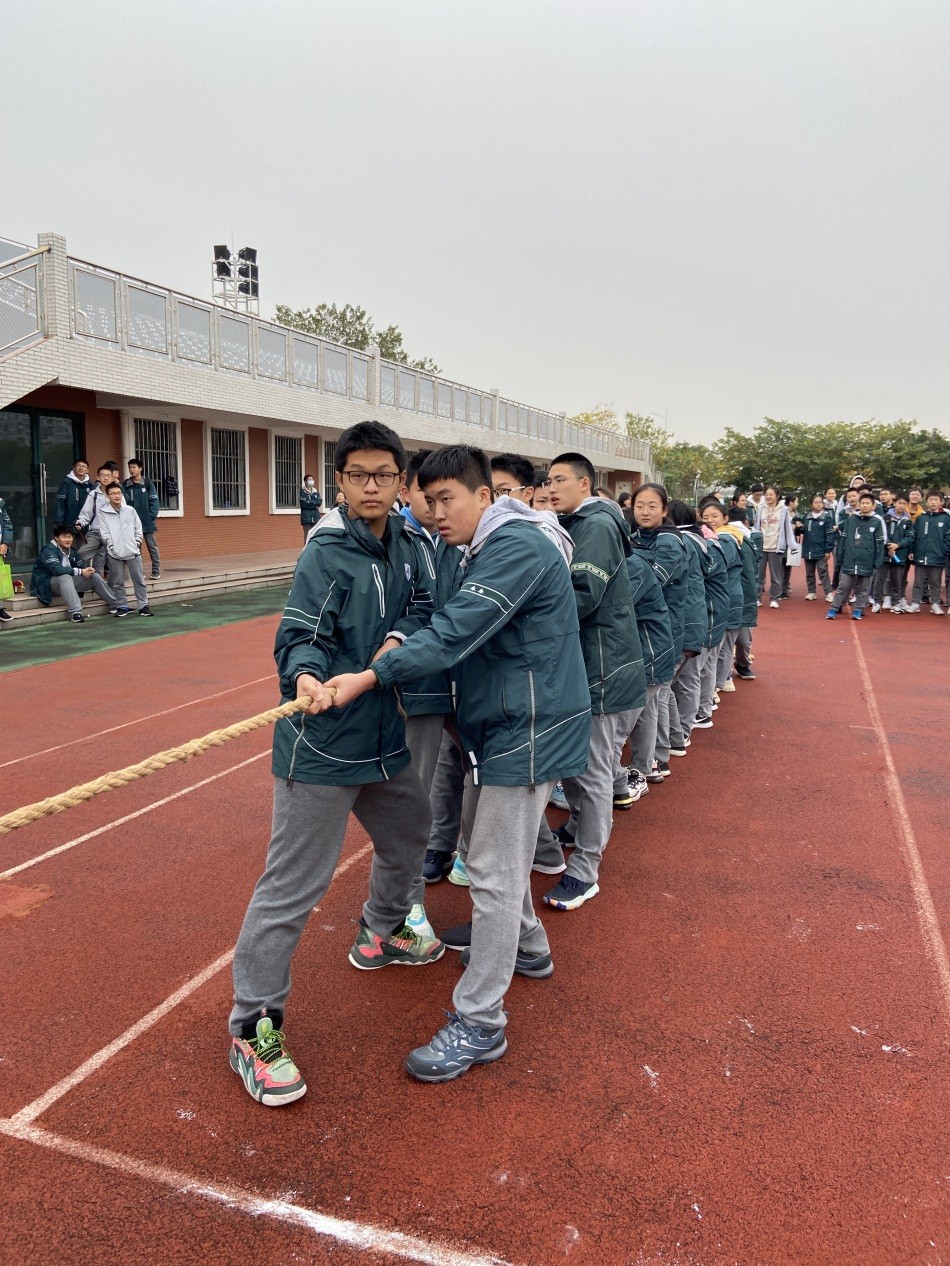 18初三18班拔河比赛.jpg