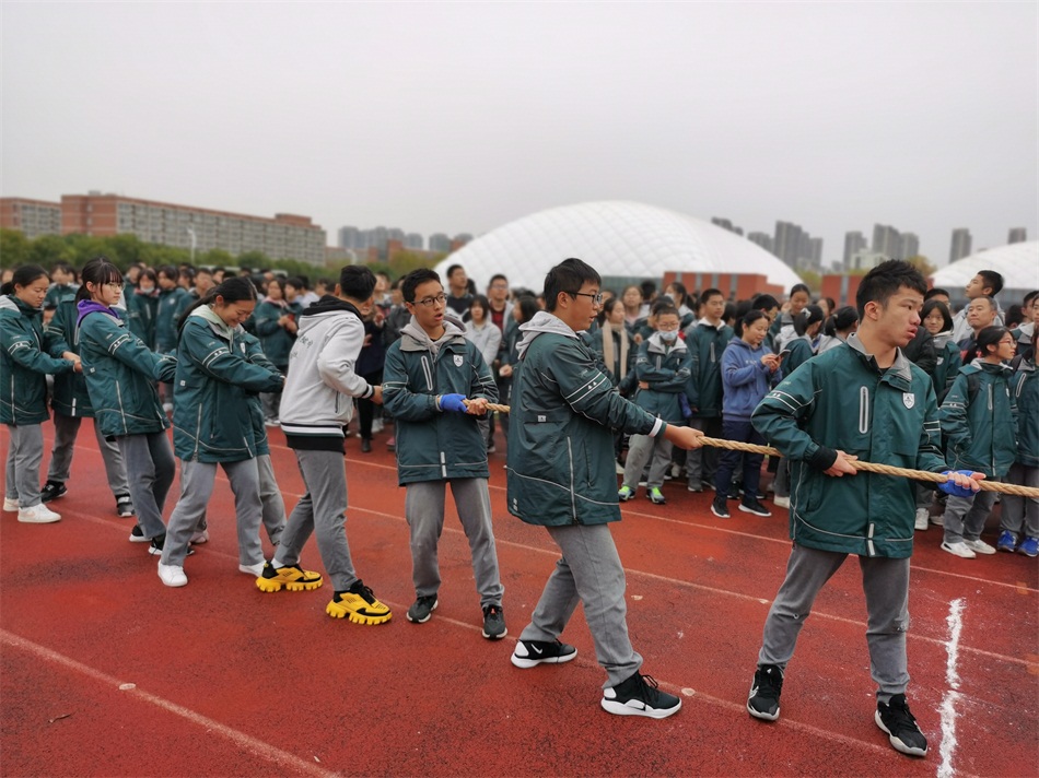 19初三19班拔河比赛.jpg