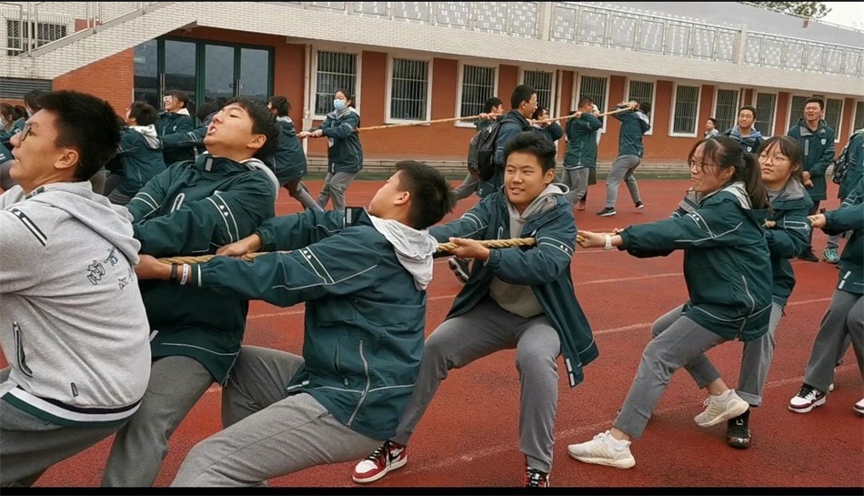 22初三22班拔河.jpg