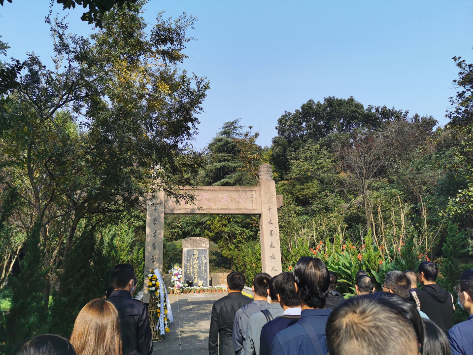 老师们瞻仰陶墓.jpg
