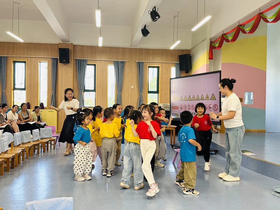 1758260481196877.jpg 陈园长集体活动.jpg