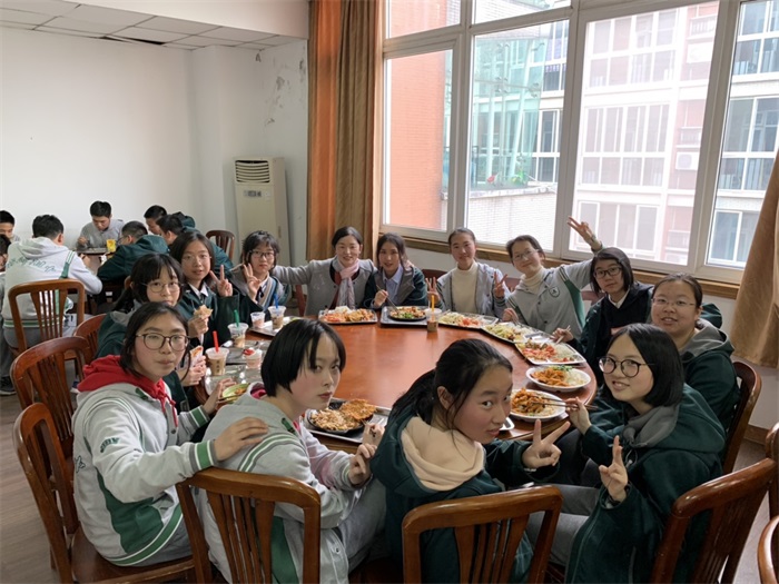 和老班一起聚餐.JPG