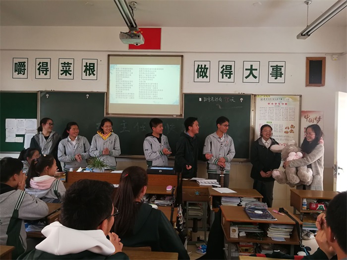 让大大的熊给老班一个拥抱.jpg