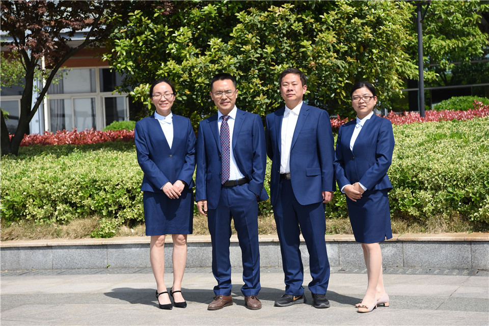 1556175816297104.jpg 初2数学竞赛团队4人合影.jpg