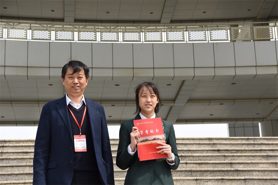 5张士民校长为会徽特等奖获得者张艺严同学颁奖.JPG