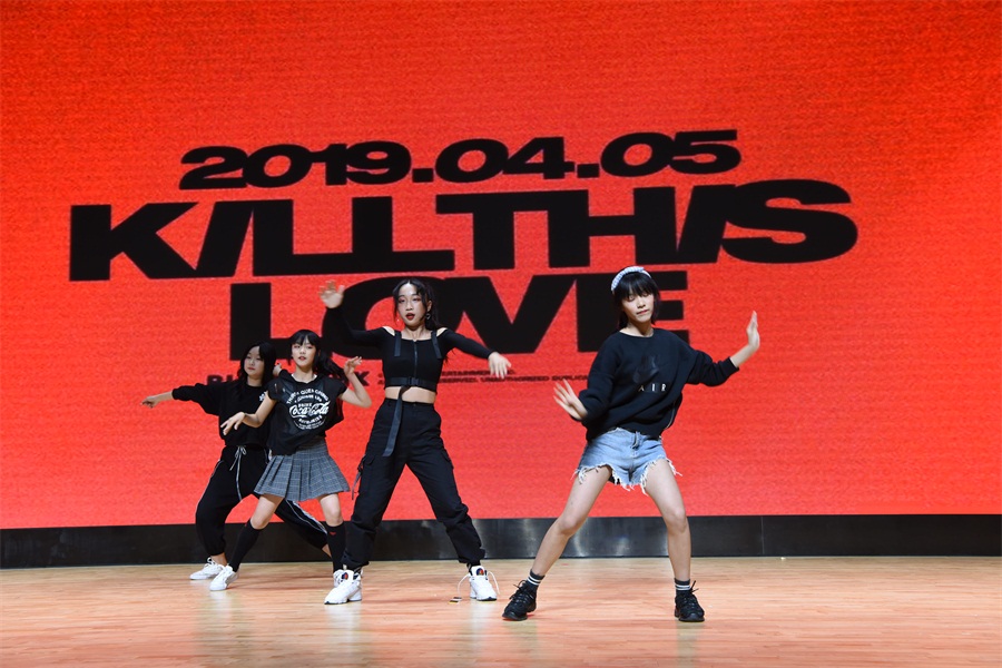 4爵士  初二（5 6 13）侯林汐 张可萱 胡逸歆 胡逸然  《kill this love》《十字街头》《havana》《love you like a love song》.JPG