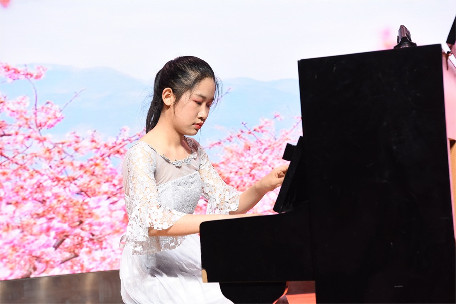 5钢琴   高一中美二班  李沁心 《樱花》.JPG