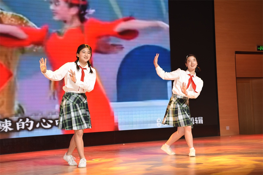 14初一（6）班 严雨婷 荣幸 《改革春风吹满地》.JPG