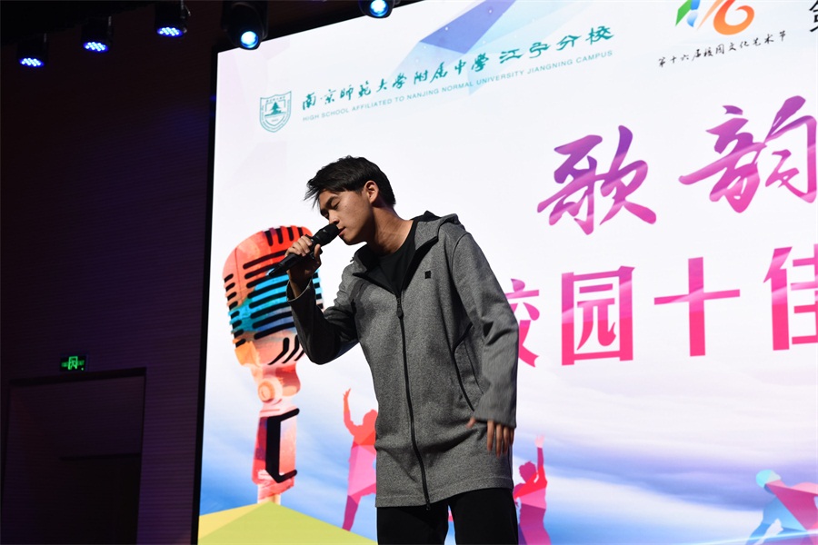 15、高二中澳3班施靖辰《末班车》.JPG