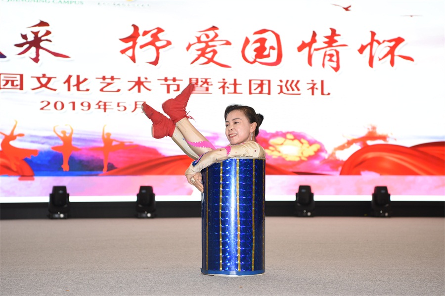 2杂技《钻桶》.JPG
