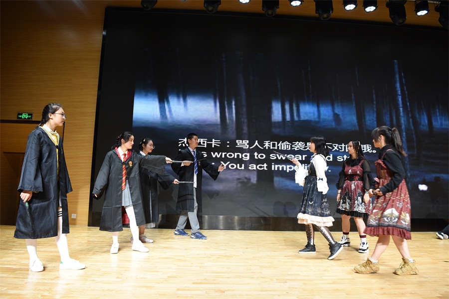 初二8班节目：《魔法英吉利-----巫师之战》.JPG
