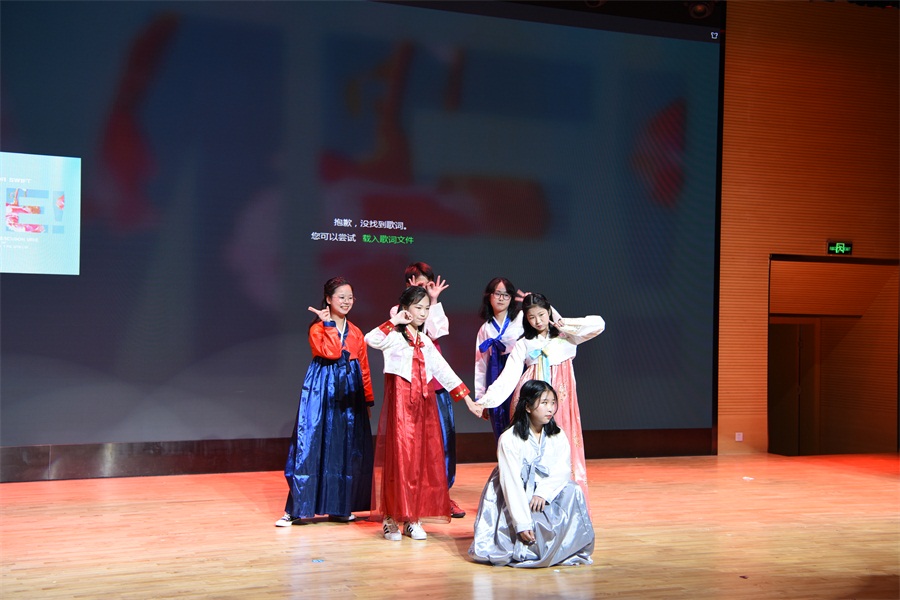 初二9班节目：《韩国风情秀》.JPG