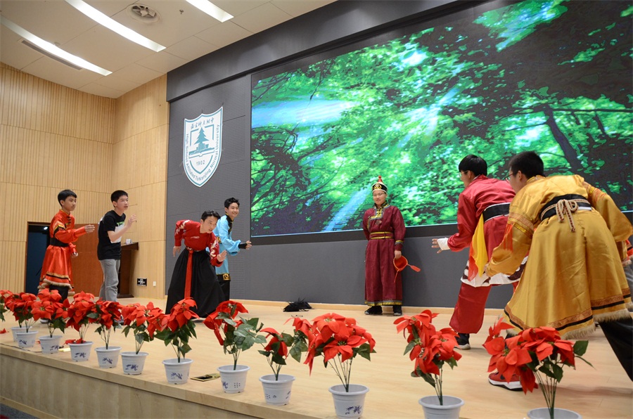 初二12班节目：舞蹈情景剧《那达慕——招亲》.JPG