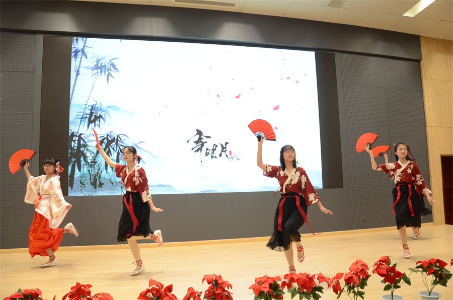 初二20班节目：情景剧《二次元的秘密》.JPG