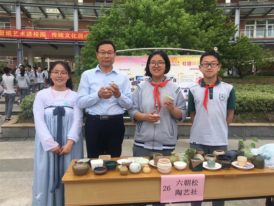 校长大大也来光顾我们的义卖.jpg