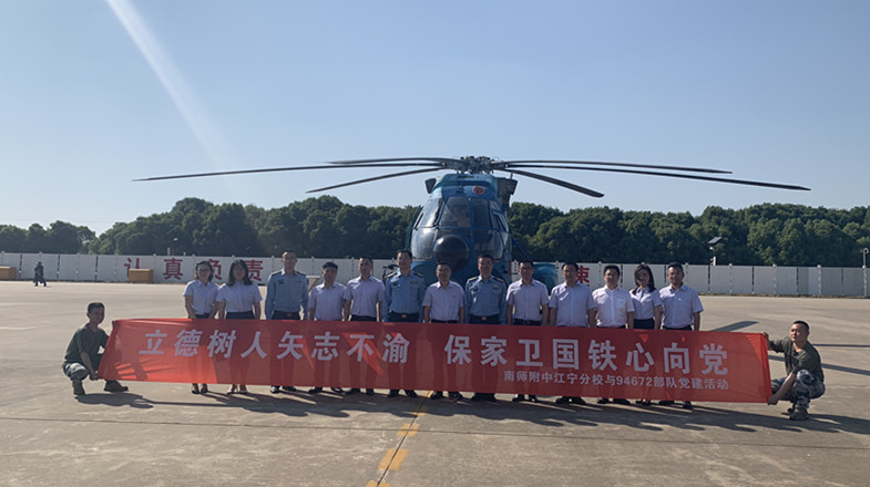 1558664475126536.jpg 11与搜救旅官兵合影留念_副本.jpg