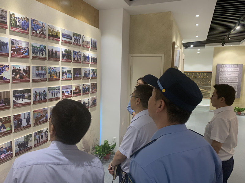 1558666136594191.jpg 4参观部队历史的经典瞬间_副本.jpg