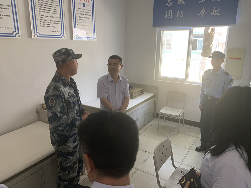 1558666297792638.jpg 10参观官兵宿舍_副本.jpg