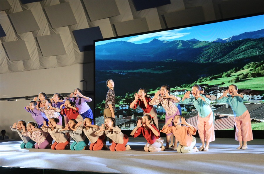 8小学部舞蹈《大山里的话》.JPG
