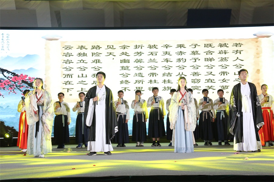 15高二年级诗词朗诵《长恨歌·山鬼》.JPG
