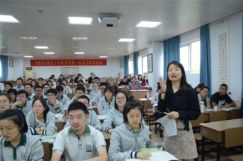 2移燕老师在上课中1.JPG