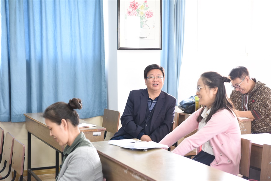 3.江宁区教研室语文教研员周明龙对两节课进行点评，对一轮复习进行指导.JPG