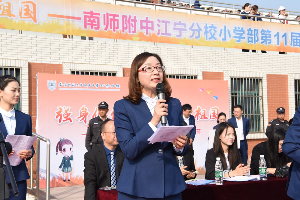 1（1）小学部何明涛副校长主持入场式.JPG